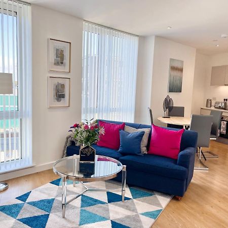 Urban Gateway Spacious Apartment With Free Parking Бракнел Екстериор снимка