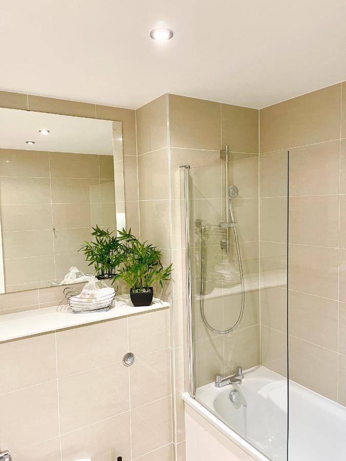 Urban Gateway Spacious Apartment With Free Parking Бракнел Екстериор снимка
