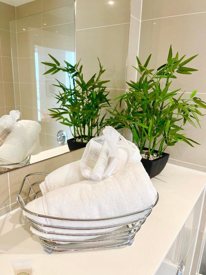 Urban Gateway Spacious Apartment With Free Parking Бракнел Екстериор снимка