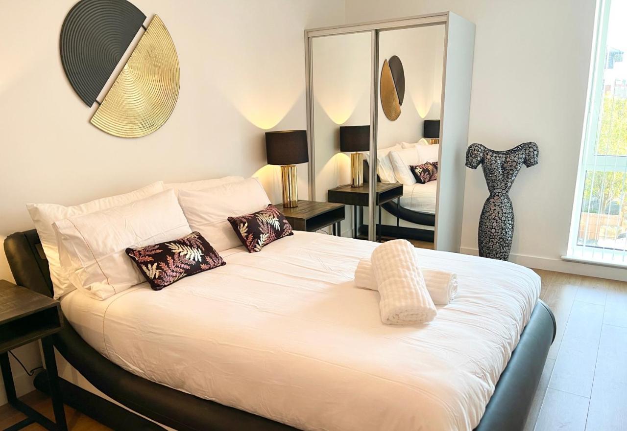 Urban Gateway Spacious Apartment With Free Parking Бракнел Екстериор снимка