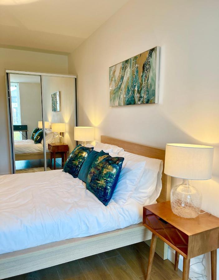 Urban Gateway Spacious Apartment With Free Parking Бракнел Екстериор снимка