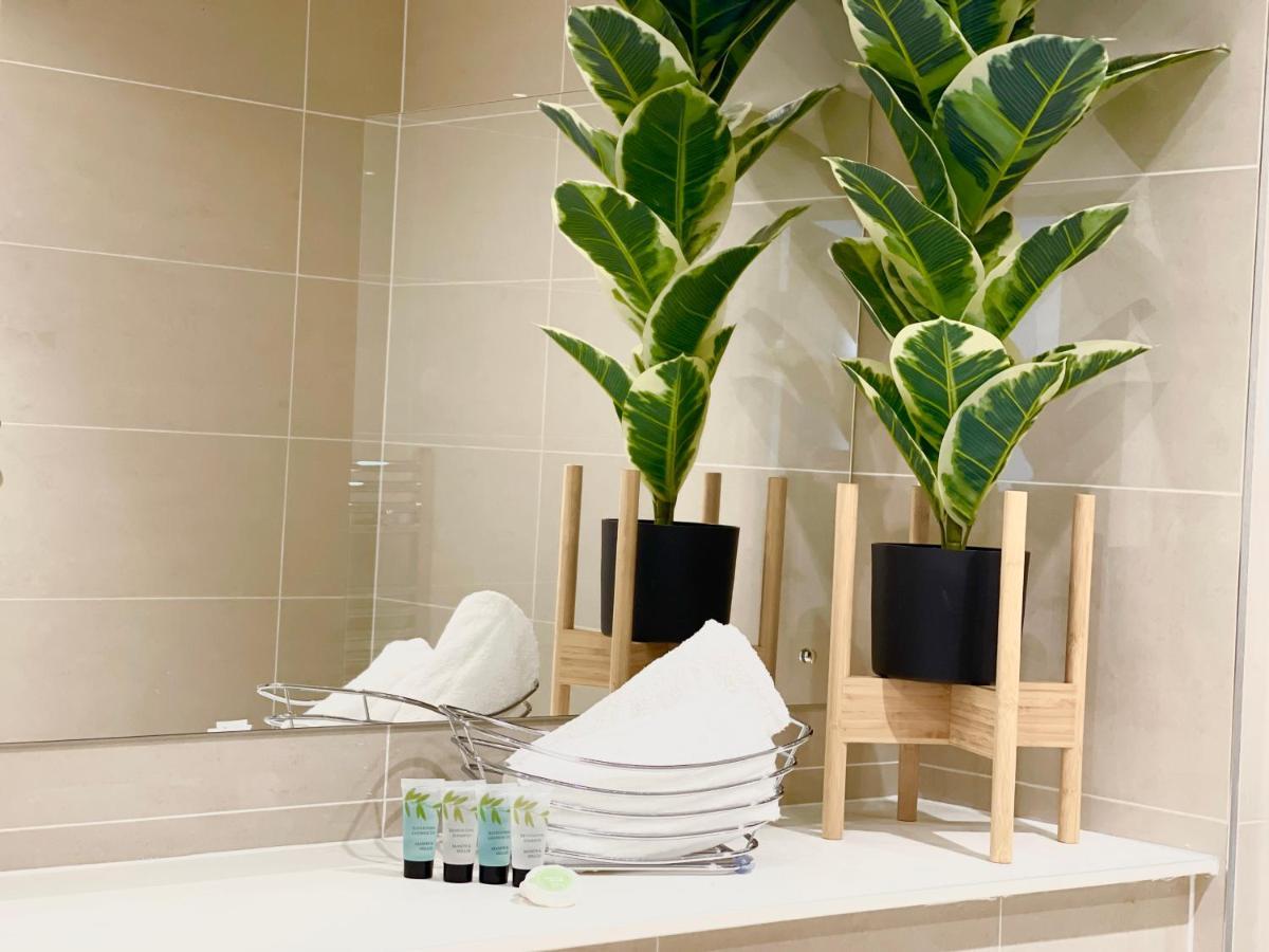Urban Gateway Spacious Apartment With Free Parking Бракнел Екстериор снимка