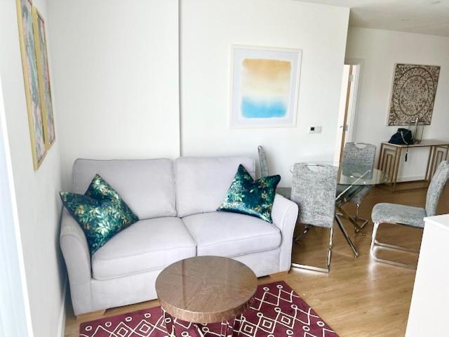 Urban Gateway Spacious Apartment With Free Parking Бракнел Екстериор снимка