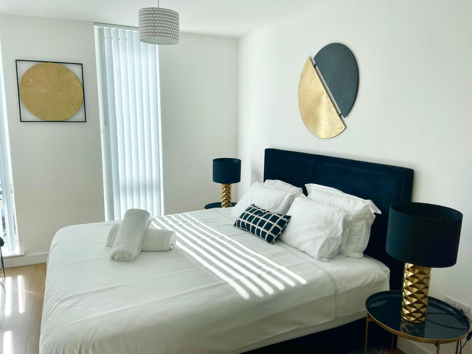 Urban Gateway Spacious Apartment With Free Parking Бракнел Екстериор снимка
