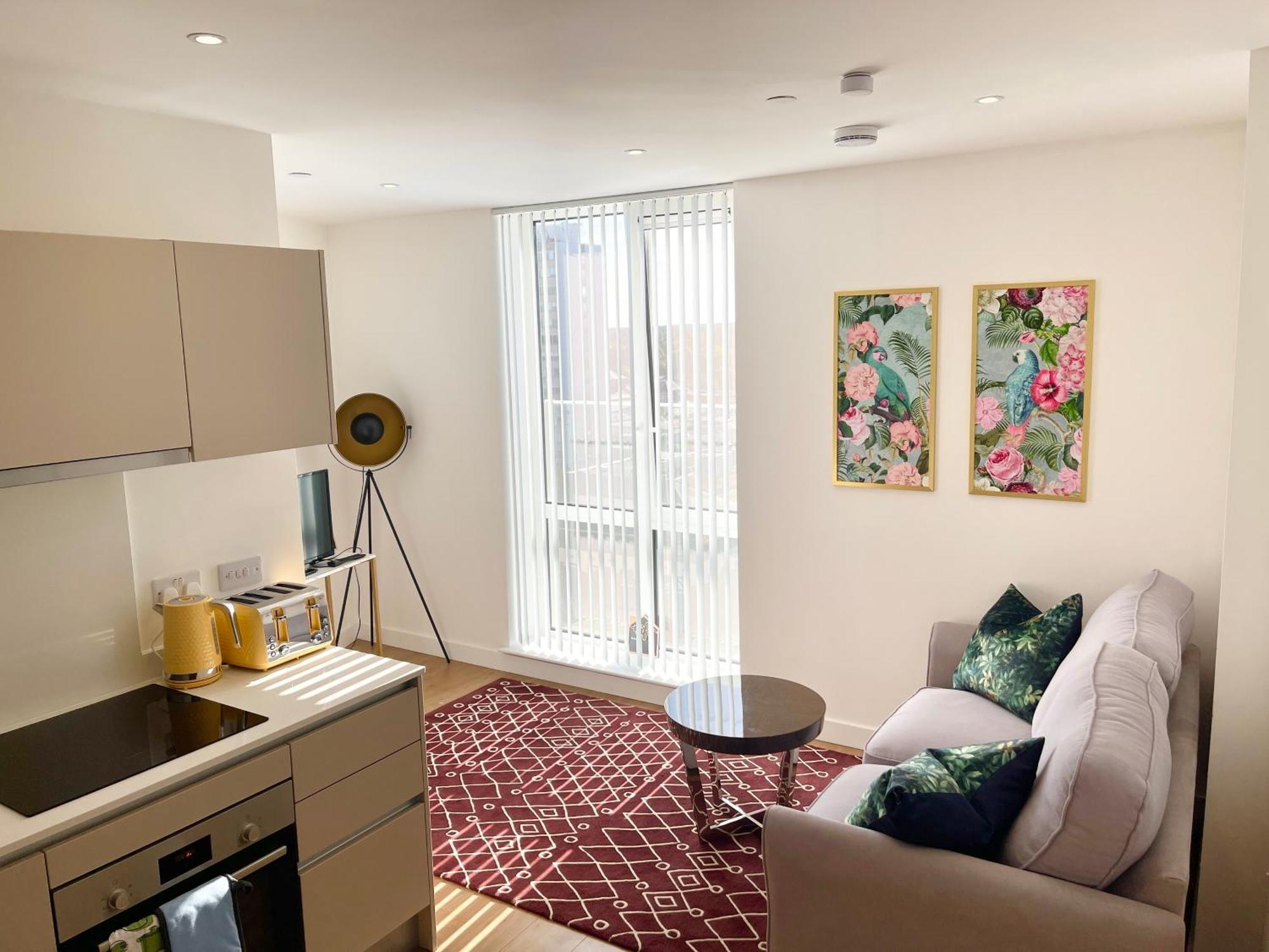 Urban Gateway Spacious Apartment With Free Parking Бракнел Екстериор снимка