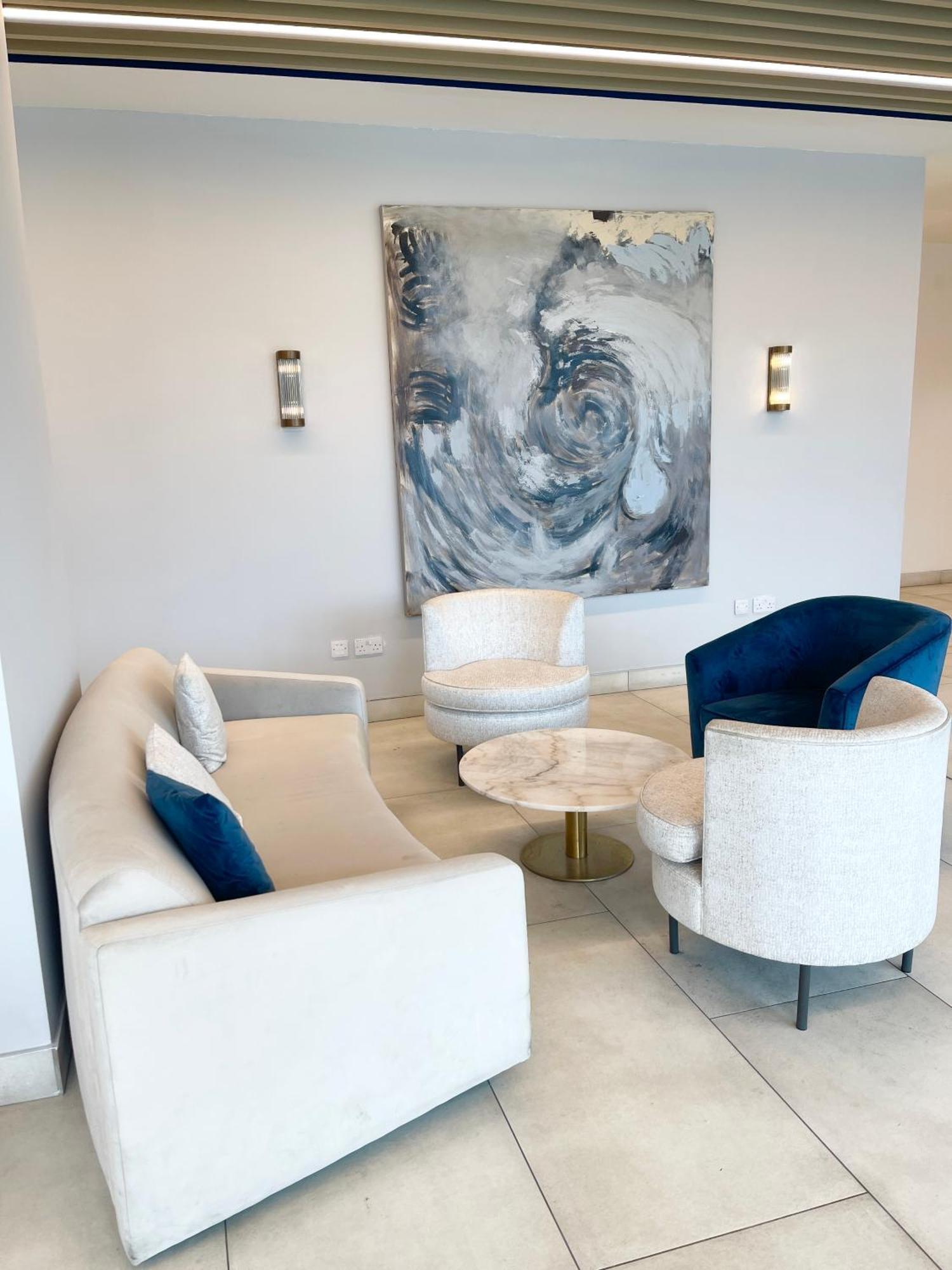 Urban Gateway Spacious Apartment With Free Parking Бракнел Екстериор снимка