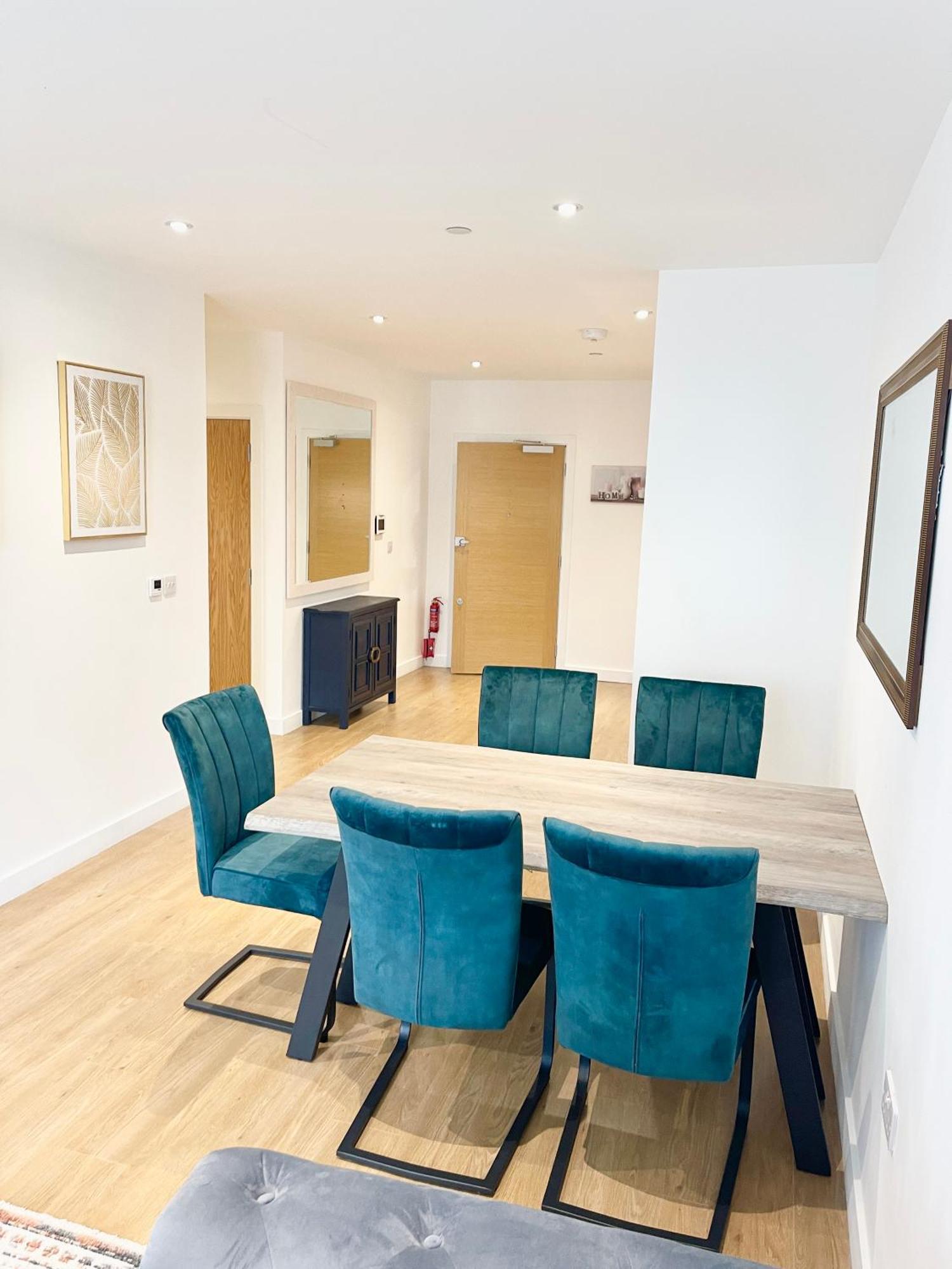 Urban Gateway Spacious Apartment With Free Parking Бракнел Екстериор снимка